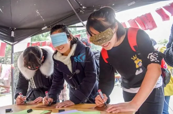 廣州團(tuán)建游戲-蒙眼作畫(huà)