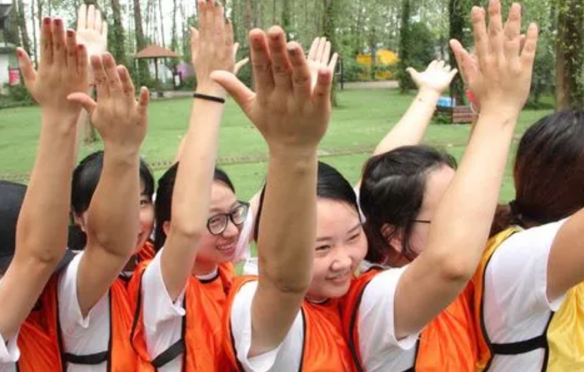 廣州團(tuán)建游戲-自信地面對