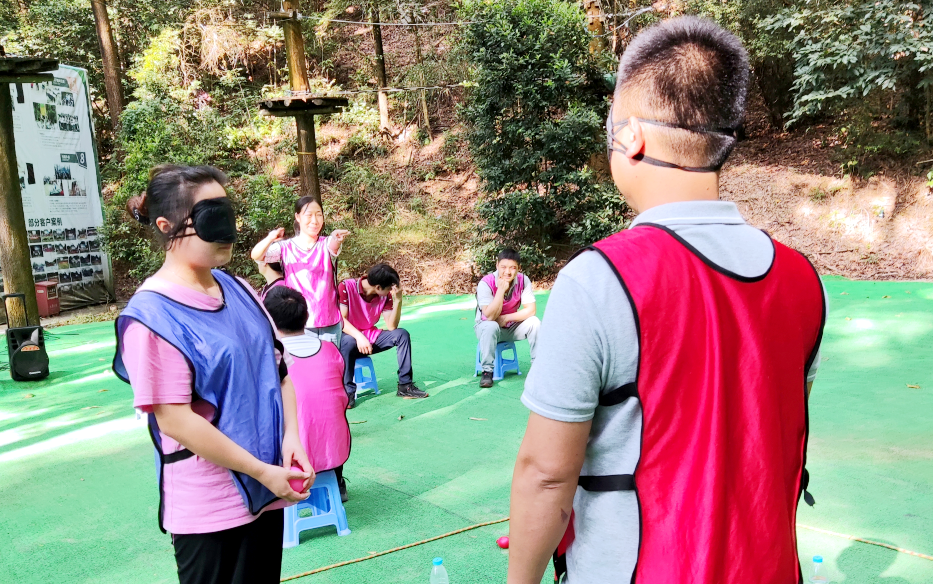 廣州團建游戲-蒙眼牌對