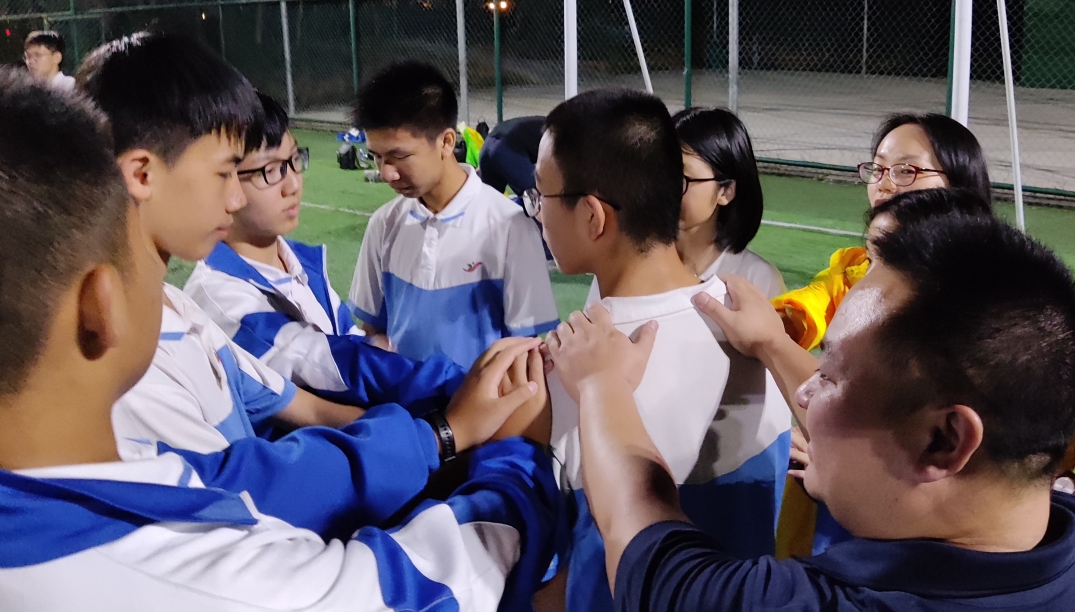 廣州團建游戲-風(fēng)中勁草